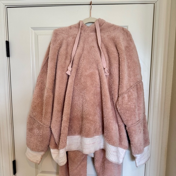 Free People - Cozy, Fuzzy Pink Lounge Set - Picture 4 of 8